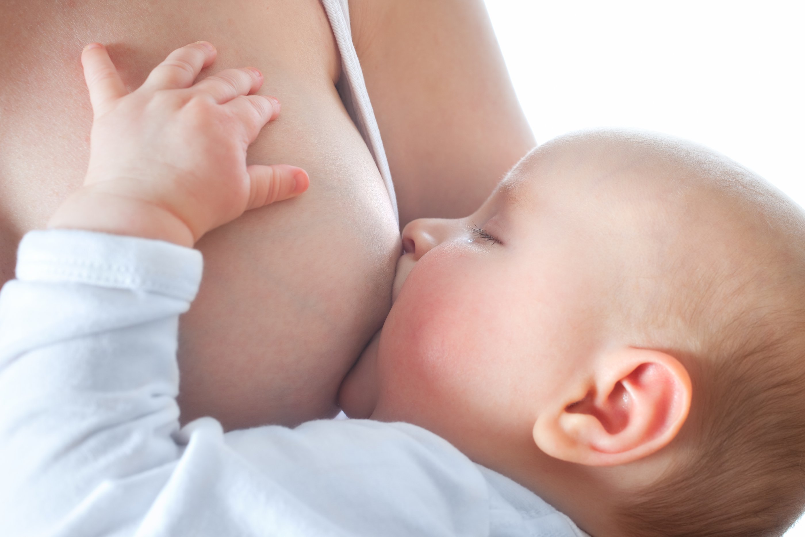 Allattamento al seno, come funziona l’allattamento esclusivo a richiesta??