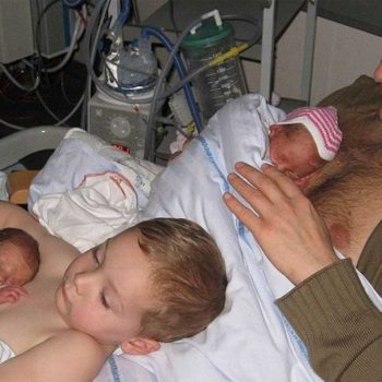 boy_helps_dad_give_skin_to_skin_contact_to_newborn_twins_in_m15